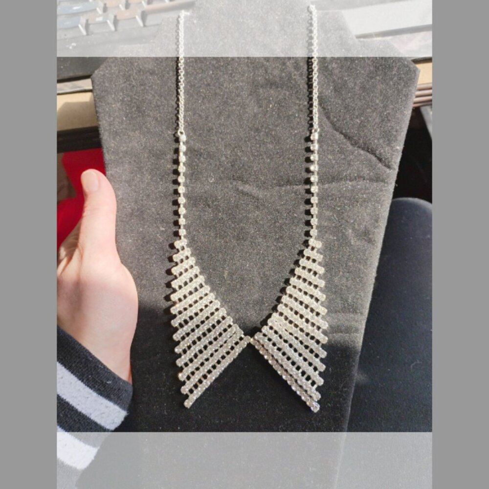 Shoe Dazzle bowtie necklace
